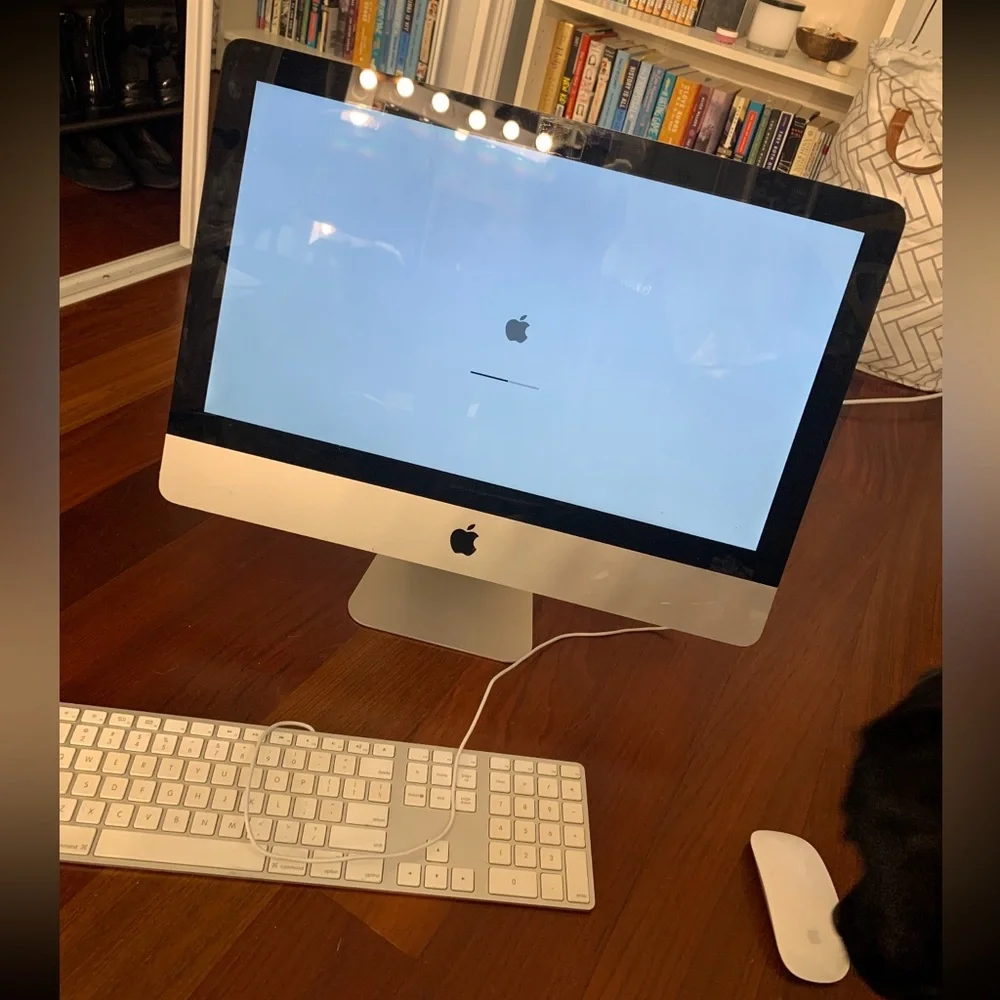 21.5” iMac computer desk all in one